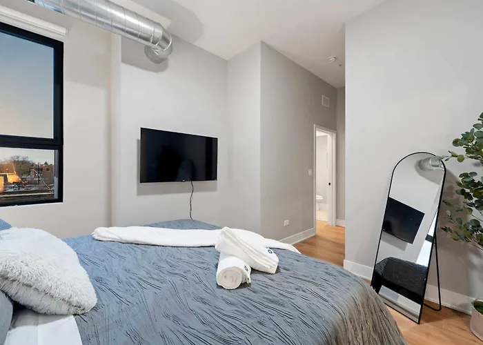 Steps From The Edgewater Modern 2bd 2ba Apartment