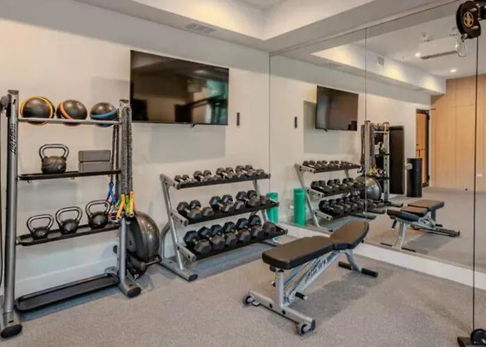Apartment Steps From The Edgewater Modern 2bd 2ba