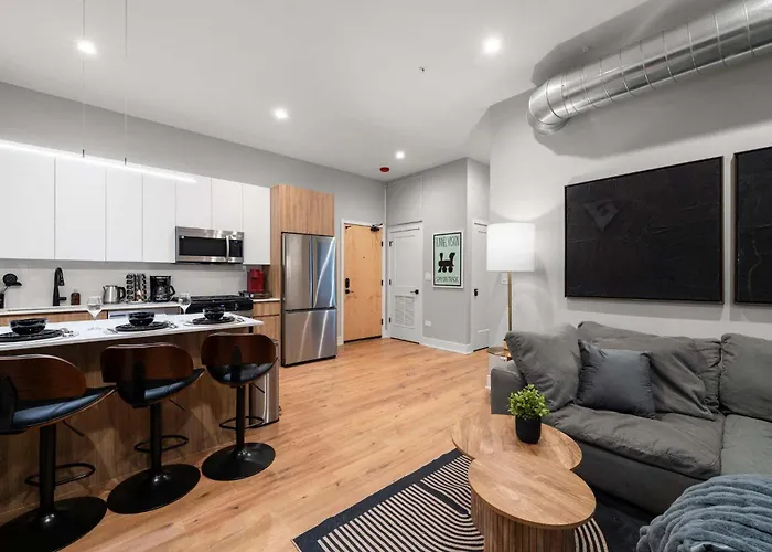 Steps From The Edgewater Modern 2bd 2ba Apartment *