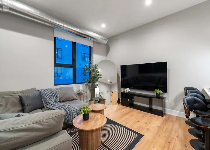 Steps From The Edgewater Modern 2bd 2ba *