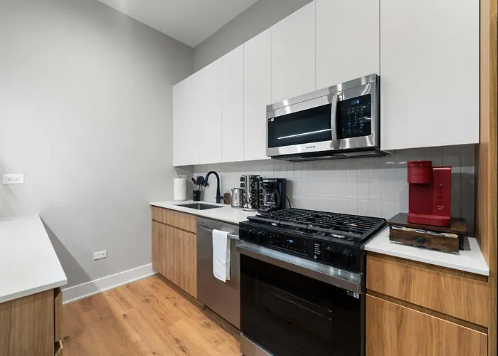 Apartment Steps From The Edgewater Modern 2bd 2ba