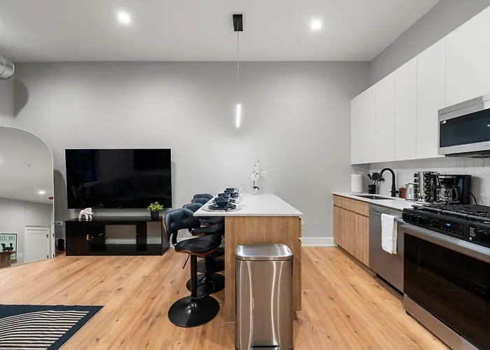 Apartment Steps From The Edgewater Modern 2bd 2ba *