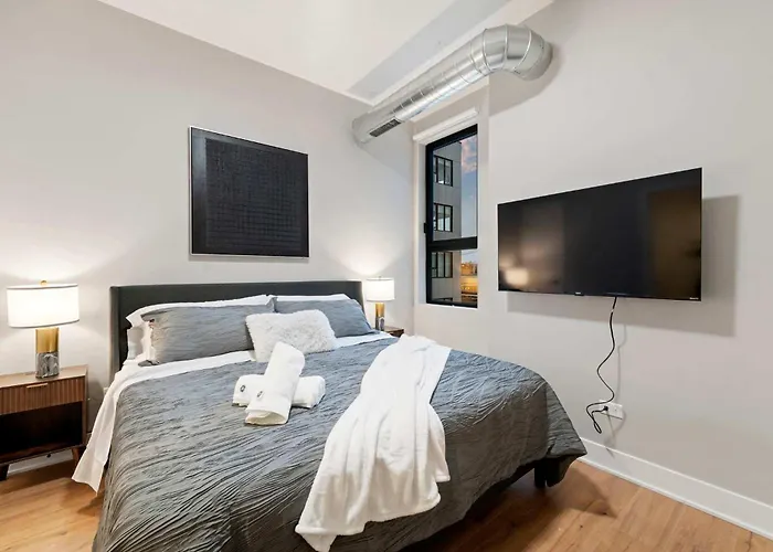Steps From The Edgewater Modern 2bd 2ba Chicago