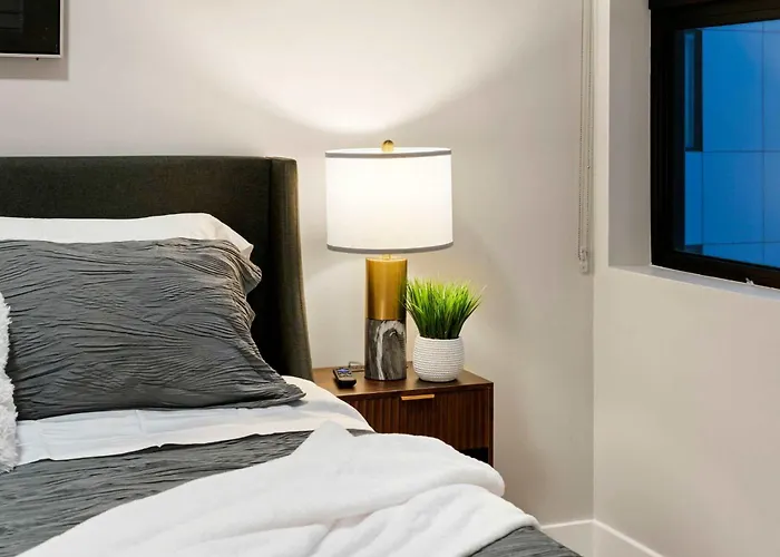 Steps From The Edgewater Modern 2bd 2ba *