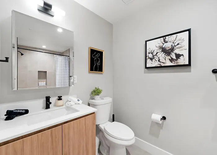 Steps From The Edgewater Modern 2bd 2ba