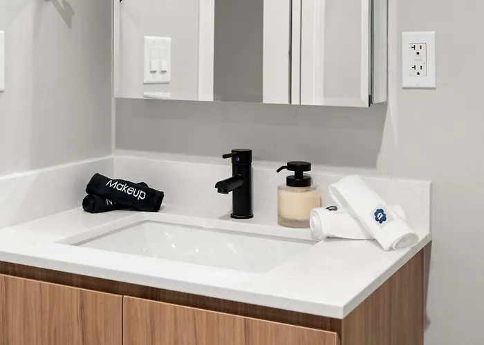 Apartment Steps From The Edgewater Modern 2bd 2ba *