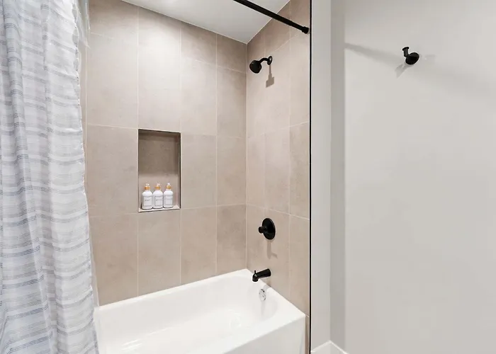 Steps From The Edgewater Modern 2bd 2ba Apartment