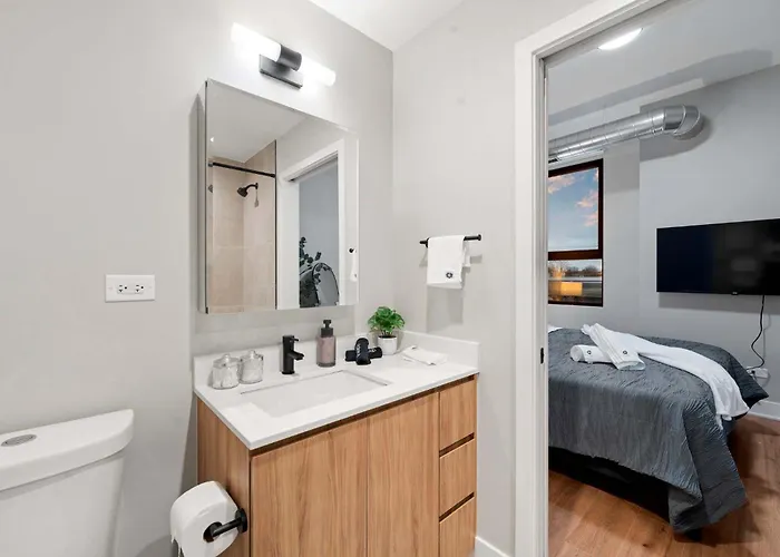 Apartment Steps From The Edgewater Modern 2bd 2ba *