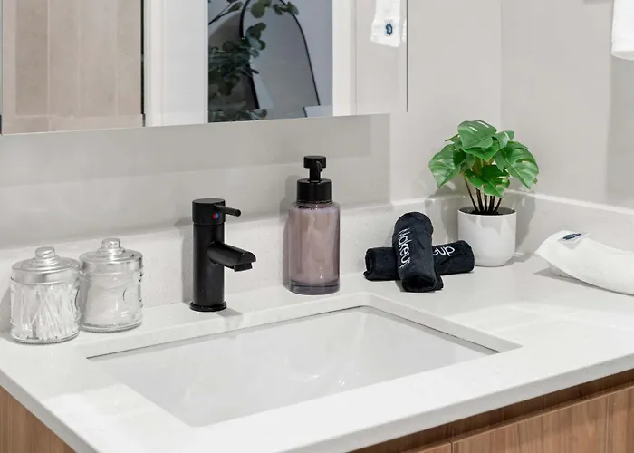 Steps From The Edgewater Modern 2bd 2ba