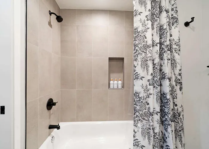 Steps From The Edgewater Modern 2bd 2ba *