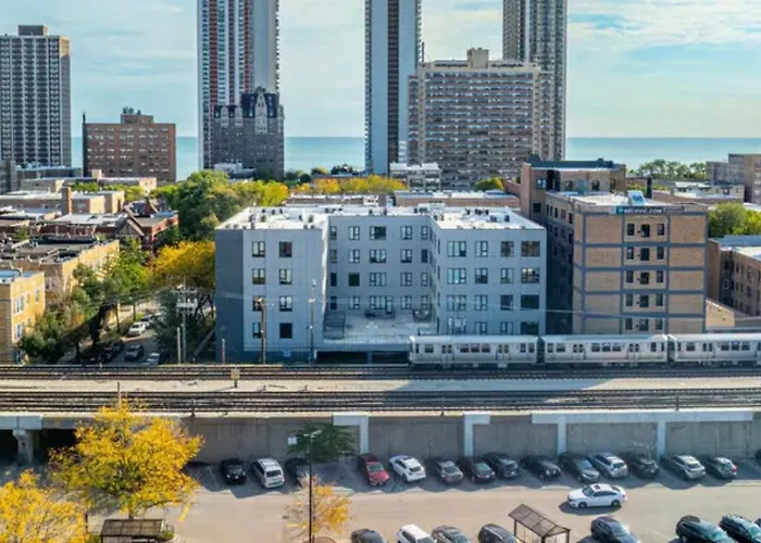 Steps From The Edgewater Modern 2bd 2ba Apartment